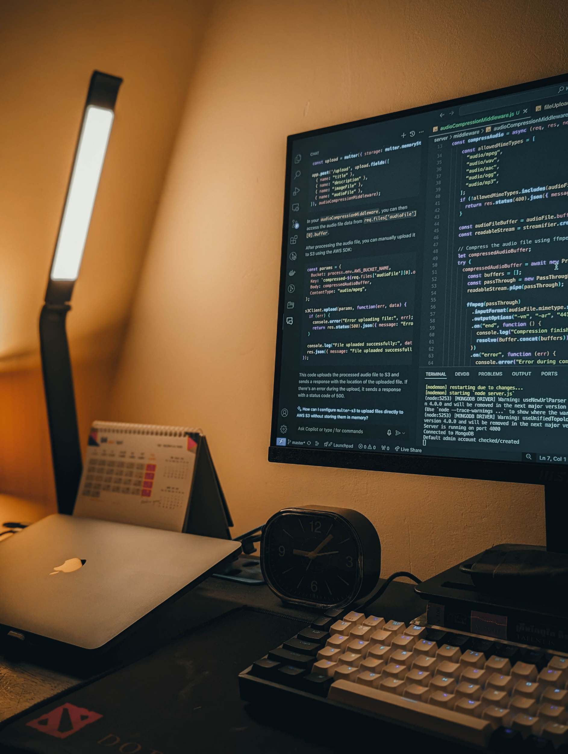 โต๊ะทำงานพร้อมแล็ปท็อปในสภาพแวดล้อมสำนักงาน home office coding monitor