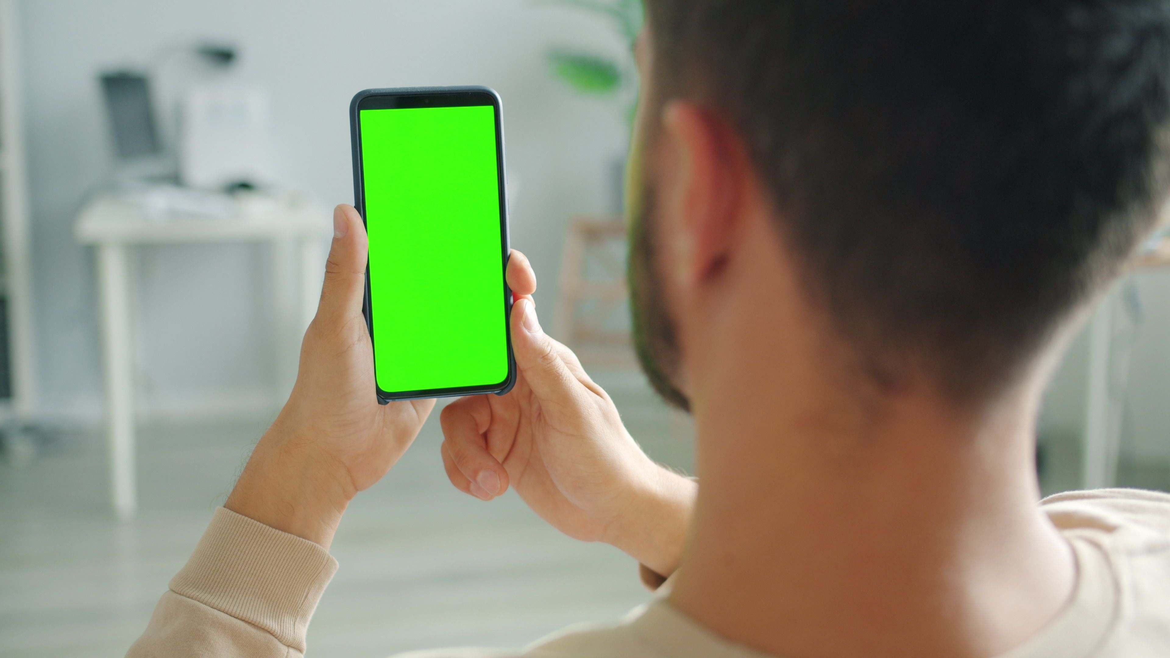 ภาพใกล้ของสมาร์ทโฟนที่แสดงหน้าจอ smartphone green screen